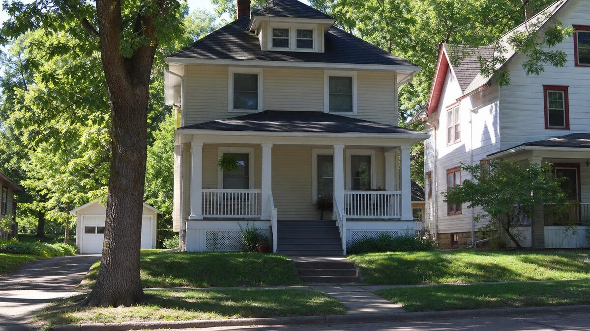 Eau Claire WI homes — Craftsman bungalows and established Eau Claire neighborhoods